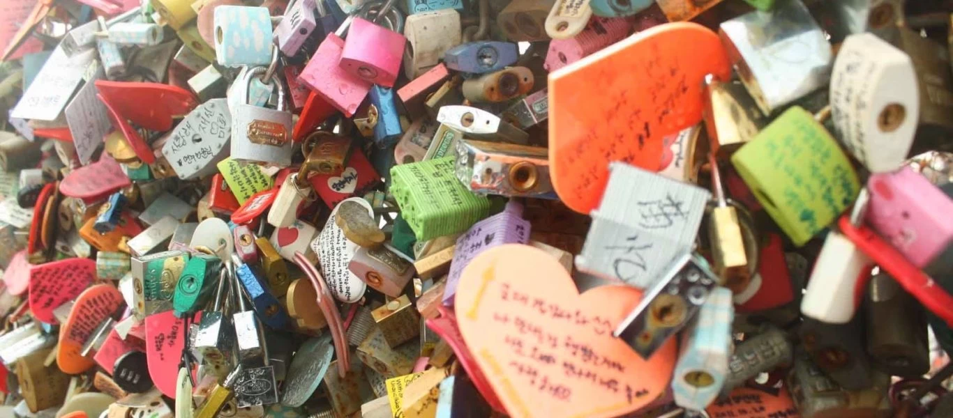 Κορεάτισσα έκανε τον γύρο του κόσμου για να κόψει το λουκέτο αγάπης που είχε με τον πρώην της (βίντεο)